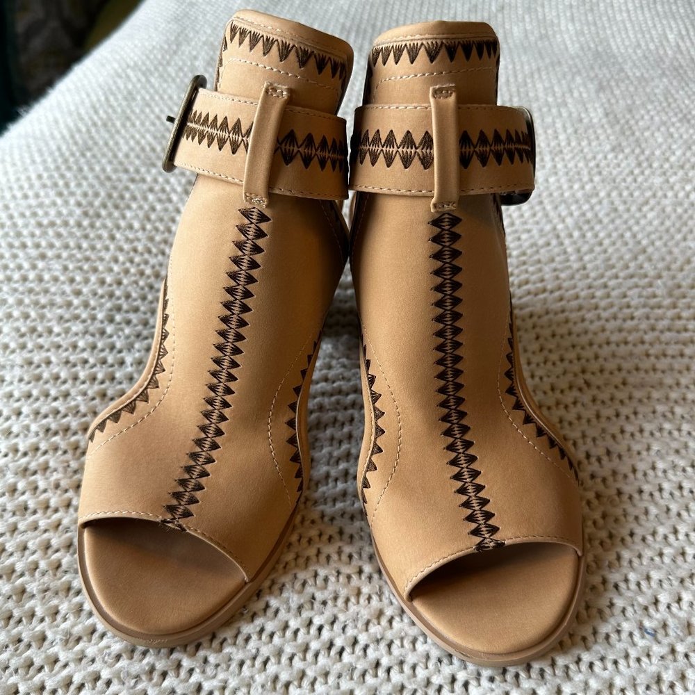 Very Volatile Odette Faux Leather Woven Tan Slingback Sandal Size 9